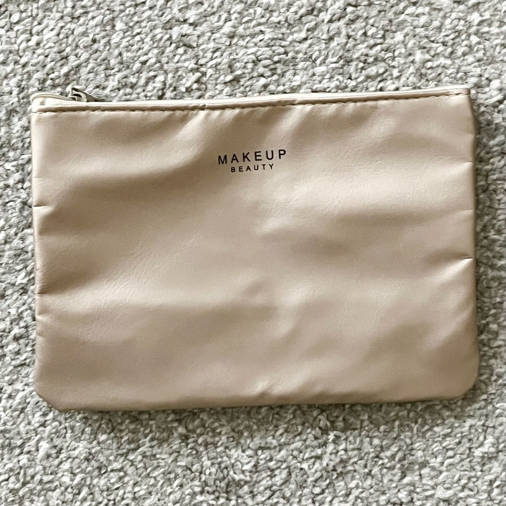 NWOT Travel Bundle. Face Bag for Makeup and Travel Bottle Kit - Picture 10 of 16